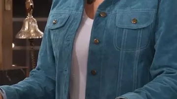 Chaqueta de ante azul que lleva Bobbie (Reba McEntire) en Happy's Place