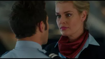 Écharpe portée par Sally the Flightpal (Rebecca Romijn) dans Larry Gaye : Hôtesse de l’Air masculin renégat