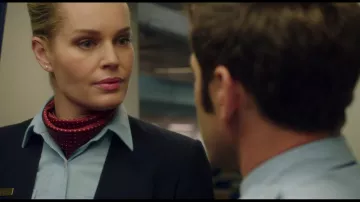 Chemise portée par Sally the Flightpal (Rebecca Romijn) dans Larry Gaye : Hôtesse de l’Air masculin renégat