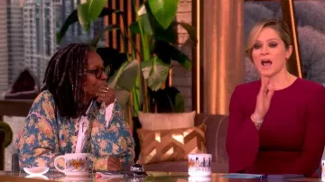 Camisa de trabajo Landes acolchada con perlas de magnolia llevada por Whoopi Goldberg vista en The View el 18 de marzo de 2026