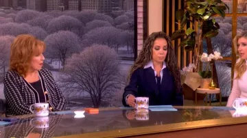 C de Bloomingdales Scardigan de cachemir con acabado contrastante y acabado de cachemir llevado por Joy Behar visto en The View el 18 de marzo de 2026