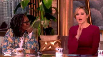 Oscar De La Renta vestido Midi asimétrico de crepé de mezcla de lana con volantes usado por Sara Haines, visto en The View el 18 de marzo de 2026