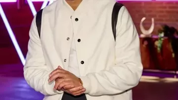 Chaqueta blanca Varsity que lleva John Legend en The Voice