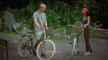 Ralph Lauren La icónica gorra de béisbol de algodón chino que lleva Joleen Díaz vista en Age of Attraction (S01E03)