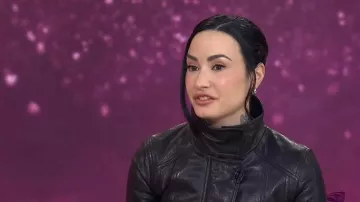 Zeynep Arçay Mini Leather Biker con encaje que lleva Demi Lovato, tal como se ve en Today with Jenna & Sheinelle el 17 de marzo de 2026