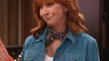 Happys Place S02 Reba McEntire Chaqueta azul usada por Bobbie (Reba McEntire) tal como se ve en Happy's Place