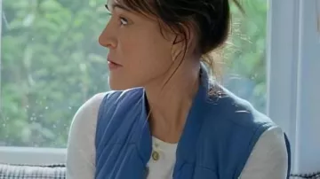 Gilet doudouleur colorblock Christa Miller Shrinking S03 utilisé par Liz (Christa Miller) tel que vu dans Shrinking