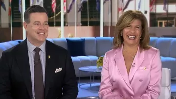 Chaqueta italiana de satén LK Bennett Rose llevada por Hoda Kotb vista en Today el 18 de marzo de 2026