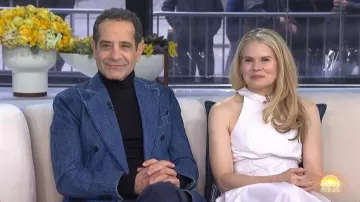 Blazer vaquero cruzado Brioni llevado por Tony Shalhoub, visto en Today el 18 de marzo de 2026
