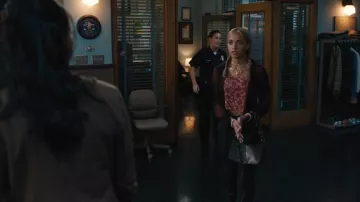 Silencio + Bolso de Kez Boho Noise que lleva Ava (Amirah J) visto en High Potential (S02E14)