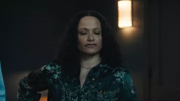 Blusa de vid de uva Vince usada por Selena Soto (Judy Reyes) vista en High Potential (S02E14)