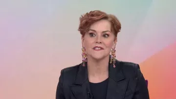 Pendientes de cascada multicolor de Zara llevados por Jennifer Hartstein, vistos en Today with Jenna & Sheinelle el 18 de marzo de 2026
