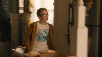 T-shirt à manches courtes graphique Gap Beige Shark porté par Elliot Radovic (Matthew Lamb) tel que vu dans High Potential (S02E14)