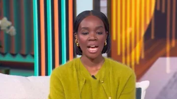 Teoría Jersey sin mangas de cachemir usado por Recho Omondi visto en el desfile de Tamron Hall el 16 de marzo de 2026
