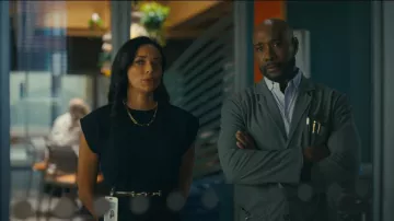 Collier Stevie de Jenny Bird Woman porté par le Dr Mary Morstan (Rochelle Aytes) tel que vu dans Watson (S02E12)