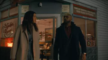 Manteau en laine oversize GAP porté par le Dr Sasha Lubbock (Inga Schlingmann) tel que vu dans Watson (S02E13)