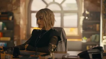 Helmut Lang Smooth Stripe Top usada por la Dra. Ingrid Derian (Eve Harlow) como se ve en Watson (S02E13)