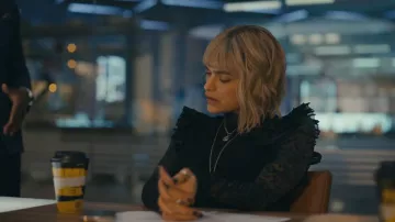 Camiseta Leila Ulla Johnson llevada por la Dra. Ingrid Derian (Eve Harlow) como se ve en Watson (S02E13)