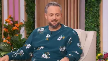 Bonobos Brodé French Terry Crew porté par Nate Bargatze tel que vu dans Sherri le 11 mars 2026