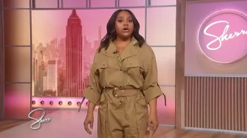 Mono utilitario de vuelo Banana Republic llevado por Sherri Shepherd tal como se ve en Sherri el 12 de marzo de 2026