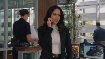 Smythe No es una chaqueta DB que lleva Nyla Harper (Mekia Cox) como se ve en The Rookie (S08E11)