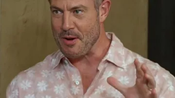Toma de mansión Bachelor Camisa floral de Jesse Palmer usada por el presentador propio (Jesse Palmer) vista en Bachelor Mansion Takeover (T01)
