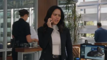 Hija favorita El elegante cinturón de cuero Juni que lleva Angela Lopez (Alyssa Diaz) como se ve en The Rookie (S08E11)