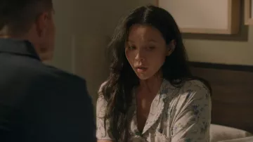 Camisa de pijama Aerie Real Soft® Ruffle llevada por Lucy Chen (Melissa O'Neil) como se ve en The Rookie (S08E11)