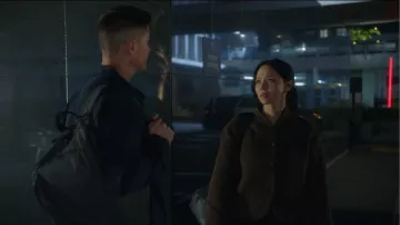 Chaqueta de Owen de la Reforma que lleva Lucy Chen (Melissa O'Neil) como se ve en The Rookie (S08E11)