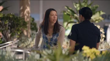 Pull argyle à manches longues BCBG porté par Celina Juarez (Lisseth Chavez) tel que vu dans The Rookie (S08E11)