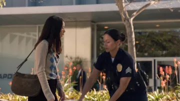 Sac en cuir Zara porté par Celina Juarez (Lisseth Chavez) tel que vu dans The Rookie (S08E11)
