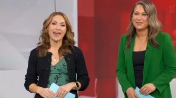 Alice + Olivia Kylie Shil Jacket Blazer llevada por Ginger Zee vista en Good Morning America el 17 de marzo de 2026