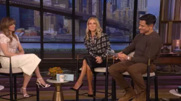 Blusa de seda de cuadros Saint Laurent con corbata y pesco, llevada por Kelly Ripa, vista en LIVE with Kelly and Mark el 18 de marzo de 2026