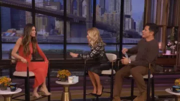Artemis Diciero Mikaela Vestido Midi Asimétrico Body-Con usado por Taylor Paul, visto en LIVE with Kelly and Mark el 18 de marzo de 2026