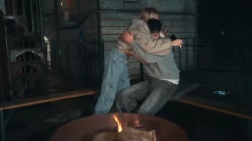 Vaqueros de Boyfriend Cargo Cargo Wash azul claro azul claro y ancho usados por la princesa André, como se ve en The Princess Diaries (S02E03)