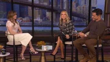 Autorretrato falda midi Lime Boucle llevada por Linda Cardellini vista en LIVE with Kelly and Mark el 18 de marzo de 2026