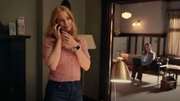 Apple Watch SE portée par Melinda Monroe (Alexandra Breckenridge) telle que vue dans Virgin River (S07E01)