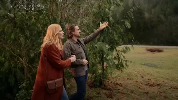 Sac de facteur Pastiche Bleu De Chaffe porté par Melinda Monroe (Alexandra Breckenridge) tel que vu dans Virgin River (S07E01)