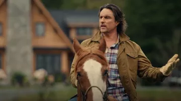 Veste Filson Northway portée par Jack Sheridan (Martin Henderson) telle que vue dans Virgin River (S07E01)