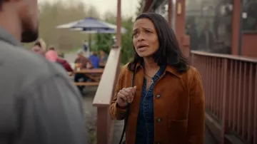 Chaqueta de ante Lessa Zadig & Voltaire usada por Kaia Bryant (Kandyse McClure) vista en Virgin River (S07E01)