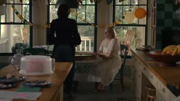 Robe Midi en dentelle Dôen Gabriella portée par Mary (Elisabeth Moss) telle que vue dans Imperfect Women (S01E01)