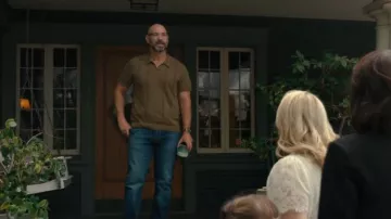 Polo de jersey de Todd Snyder llevado por Howard (Corey Stoll) tal como se ve en Imperfect Women (S01E01)
