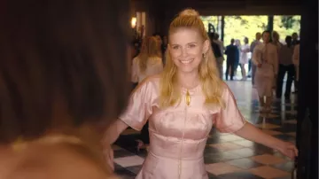 Vestido de satén rosa con cremallera Schiaparelli que lleva Nancy (Kate Mara) tal como se ve en Imperfect Women (S01E01)
