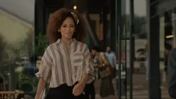 Chemise courte à boutons en lin & os rayées Beatrice en linge & os portée par Zoe (Sherri Saum) telle que vue dans Imperfect Women (S01E01)
