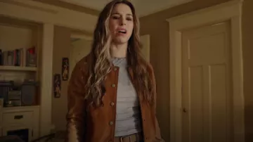 Chaqueta Varsity de cuero Frye Lamb llevada por Lark (Elise Gatien) vista en Virgin River (S07E02)