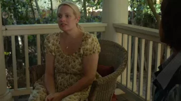 Robe Doen Ashlynn en Rosier Floral portée par Mary (Elisabeth Moss) telle que vue dans Imperfect Women (S01E01)