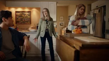 John + Jenn McKay Cardigan porté par Lizzie (Sarah Dugdale) tel qu’on le voit dans Virgin River (S07E03)