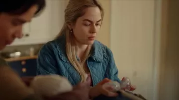Maeve La veste à carreaux matelassée noisette portée par (Sarah Dugdale) telle que vue dans Virgin River (S07E04)