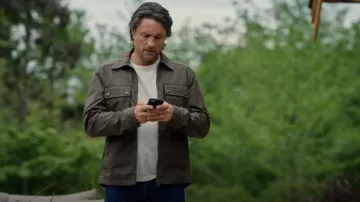 Veston en coton ciré Belstaff Dunstall avec une chemise olive portée par Jack Sheridan (Martin Henderson) telle que vue dans Virgin River (S07E05)