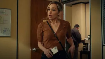 Pull à manches courtes à col Sandro Victor porté par (Zibby Allen) tel que vu dans Virgin River (S07E05)